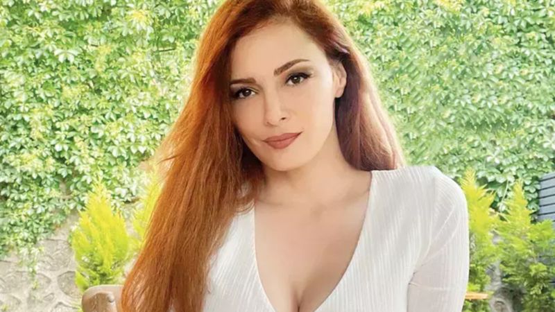 Mine Tugay havuz başında poz verdi! Takipçileri yorum yağmuruna tuttu...