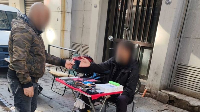 İzmir'de hırsızlık şüphelisi, seyyar telefoncu kılığındaki polis tarafından yakalandı