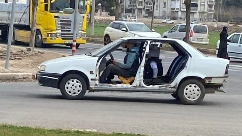 Şanlıurfa'da kapısı ve koltukları olmayan otomobilde yolculuk