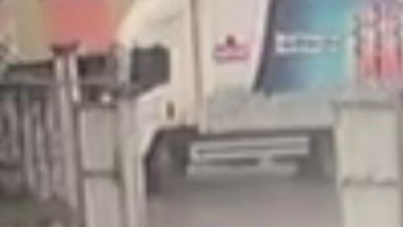 Sakarya'da geri manevra yapan kamyonetin altında kalan kadın, yaşamını yitirdi