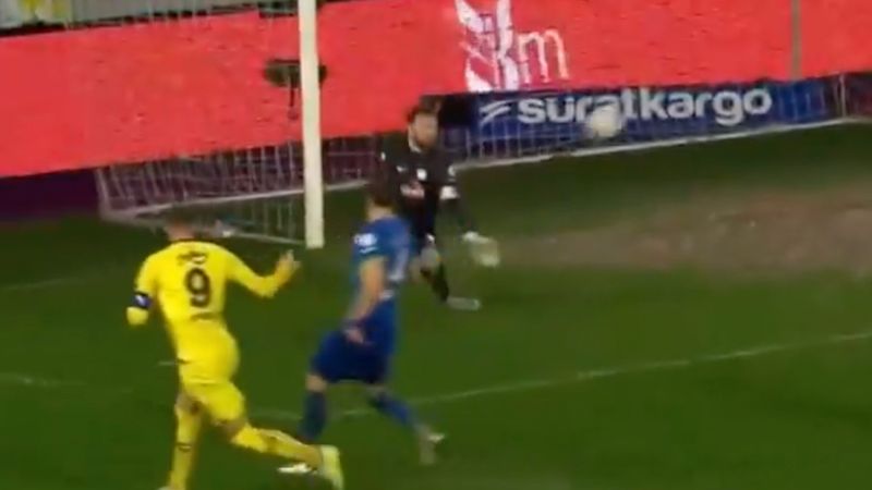 Galatasaray taraftarından tepki! Tarık Çetin, Dzeko'nun golünü bilerek yedi