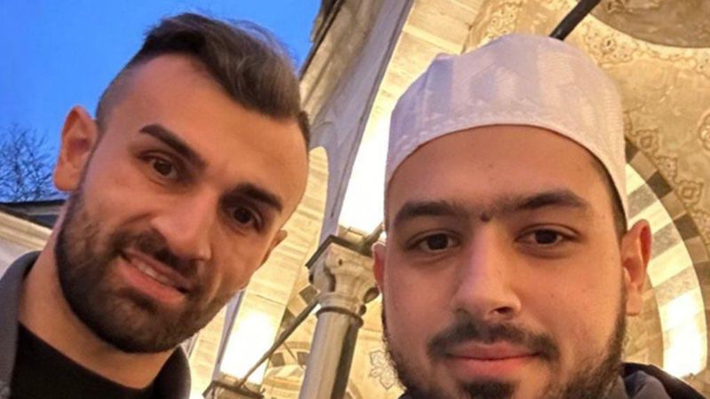 Serdar Dursun, şükür namazı için Eyüp Sultan Camii'nde