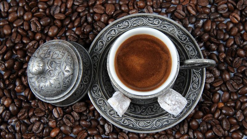 Yıllardır sadece kız istenirken yapıyordu, uzmanlar her sabah içilmeli dedi! İşte tuzlu kahvenin mucizesi...