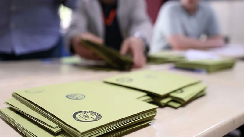 Siyasi partilerin aday listelerini sunmaları için son gün yarın