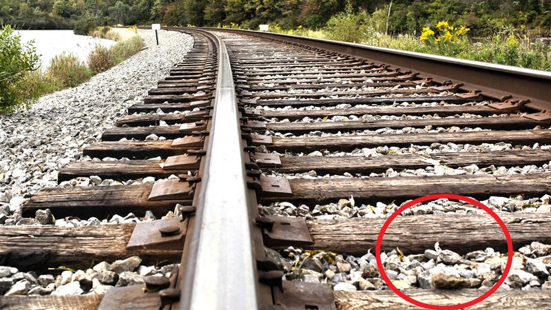 Tren raylarındaki bu taşlar bakın ne işe yarıyor