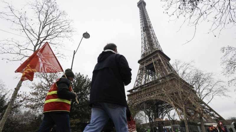 Fransa'daki Eyfel Kulesi grev nedeniyle ziyarete kapatıldı