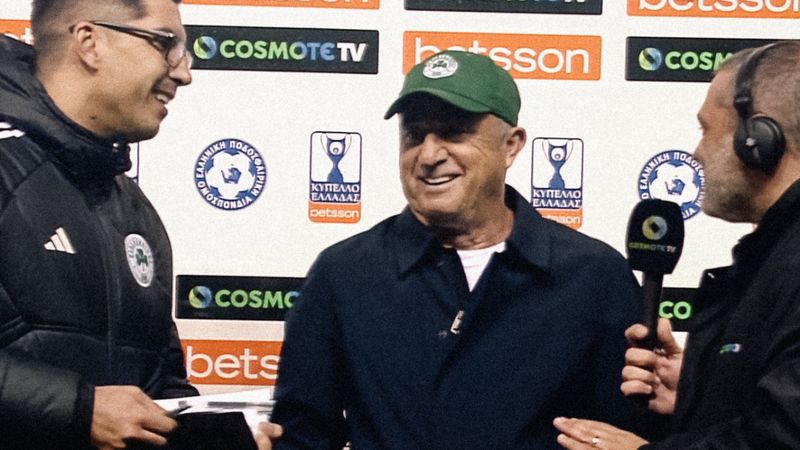 Finale çıkan Panathinaikos'ta Fatih Terim şapkasını imzaladı