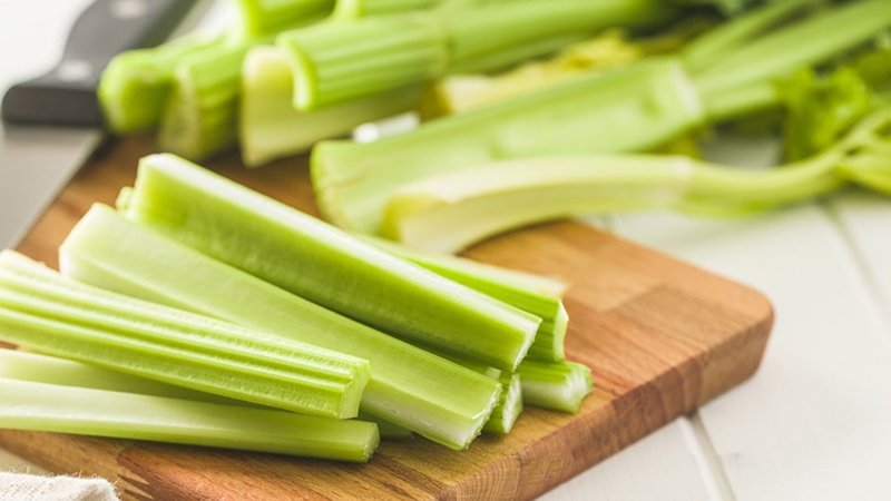 Sakın çöpe atmayın! Sapı bile şifa dağıtıyor! İşte kereviz sapının faydaları...