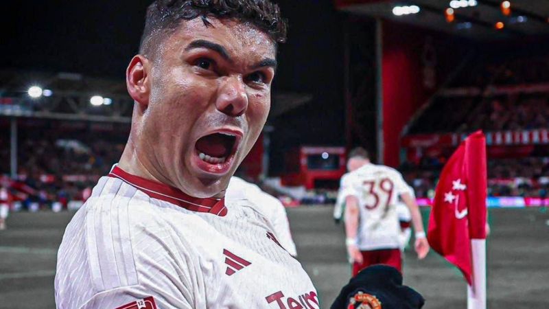 Manchester United son dakikalarda turladı