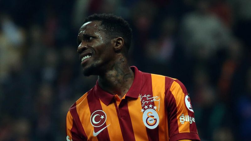 Galatasaray taraftarı, oyundan çıkan Wilfried Zaha'yı ıslıkladı