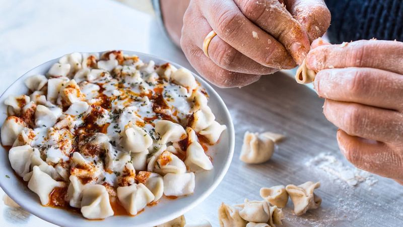 Hamuruna bir tutam ekleyin, hazır mantıya veda edin