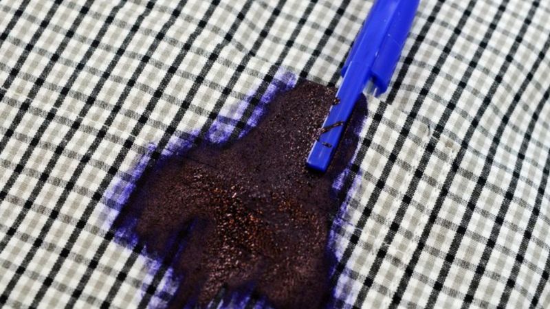 Tükenmez kalem lekesini çıkarmak artık çok kolay! Bu yöntem lekeden eser bırakmıyor…