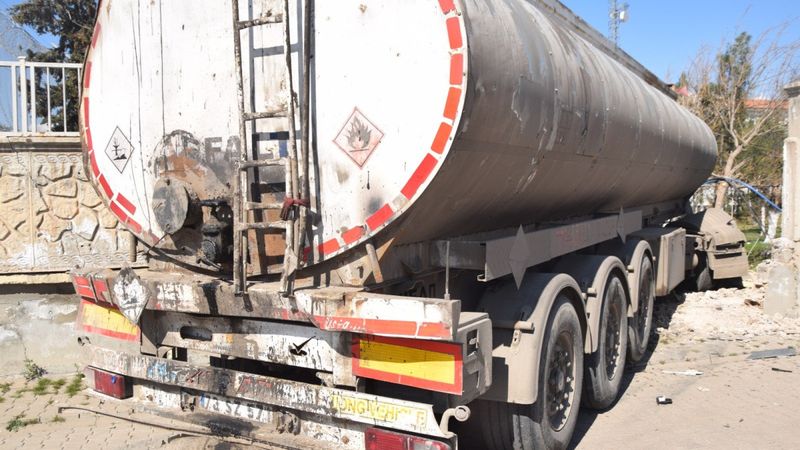 Şanlıurfa'da asfalt yüklü tır, otomobile çarptı: 1 ölü, 2 yaralı