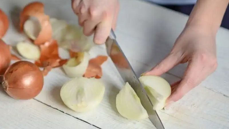 Eldeki soğan kokusunu geçirmek için bakın ne yapmak gerekiyormuş