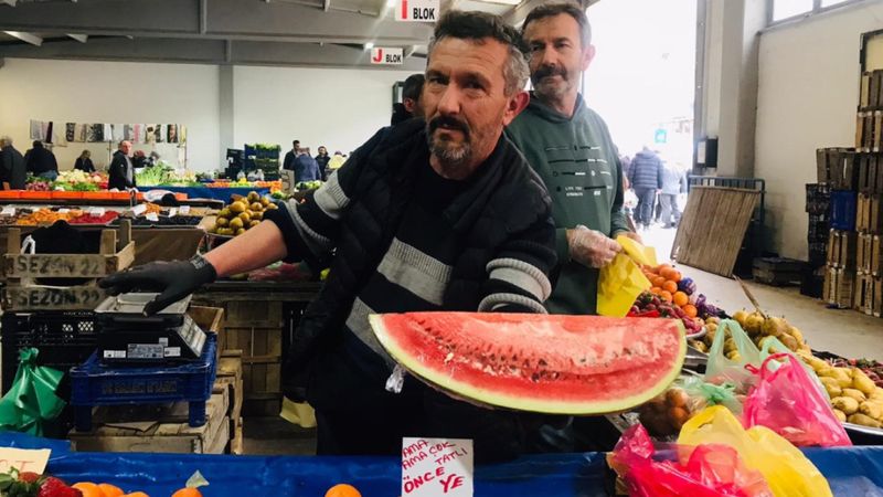 Bilecik'te tezgahta yerini alan yılın ilk karpuzu, dilimle satışa sunuldu