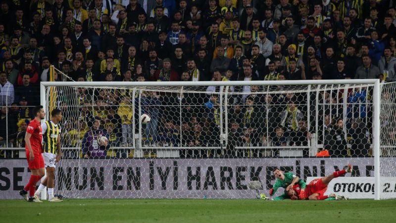 TFF'den tarihi hareket: Sakatlanan futbolcu bir süre sahaya giremeyecek