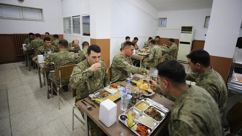 Mardin'de sınırda görevli Mehmetçik ilk iftarı yaptı