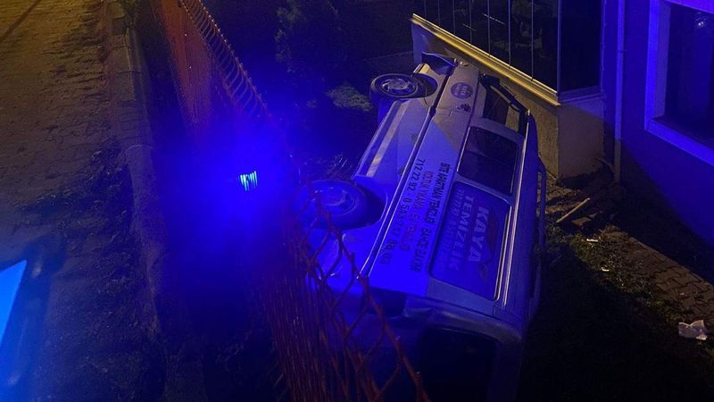 Karabük'te sitenin bahçesine araç uçtu: 3 yaralı