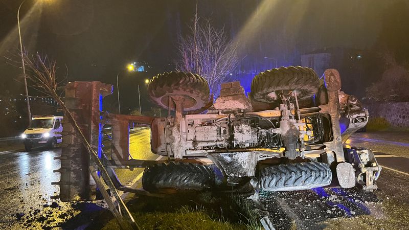 Kocaeli'de bariyere çarpan iş makinesi refüje devrildi: 2 yaralı
