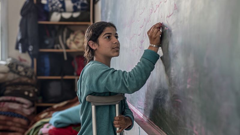 Gazze'de tüm ailesini kaybeden küçük kız yaşam mücadelesi veriyor