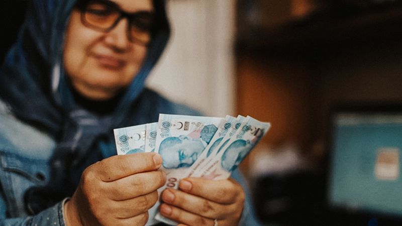 Emeklinin tek imzasına faizsiz 15.00 TL! Duyan o bankaya koşuyor...