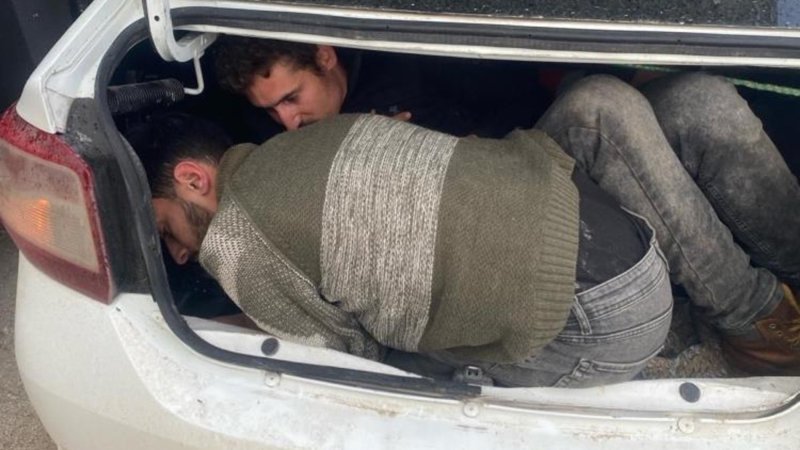 Hatay'da göçmen kaçakçılığı operasyonu: Bagaja bile göçmen sakladılar
