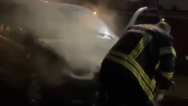 Elazığ’da park halindeki otomobil yandı