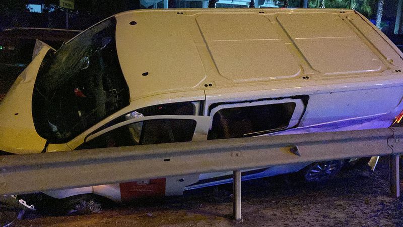 Kocaeli'de refüje giren araç bariyeri biçti: 1 yaralı