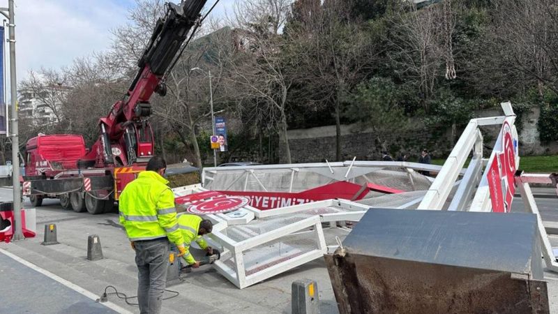 İstanbul'da vinç çarptı, demir platform yola devrildi