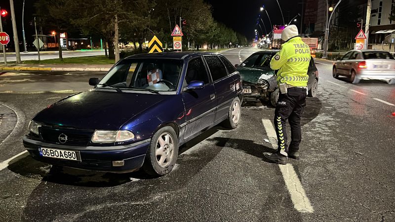 Niğde'de ışık ihlali kazaya neden oldu: 2 kişi yaralandı