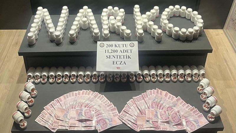 Afyonkarahisar'da bir şahsın bavulundan 11 bin 200 adet uyuşturucu hap çıktı