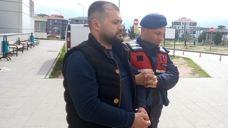 Aksaray'da babasının tartıştığı 2 kişiyi bıçakladı, arbedede kardeşini de yaraladı