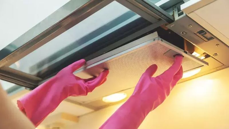 Kaynayan suyun içine 2 şişe ekleyin, aspiratördeki yağ lekelerinden kurtulun…