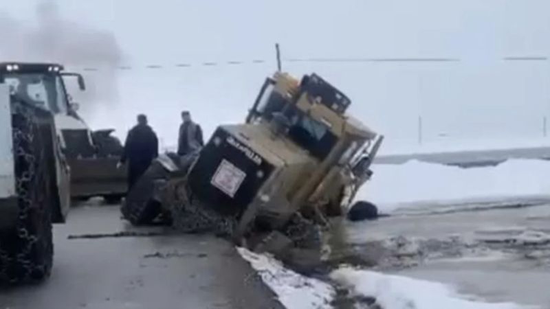 Hakkari'de iş makinesi yol kenarındaki boşluğa düştü
