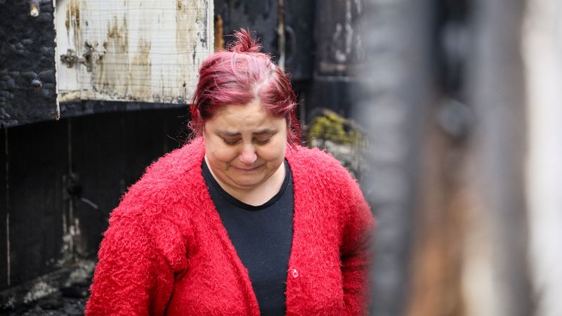 Antalya'da yangında küle dönen evlerini gözyaşları içinde gezdiler