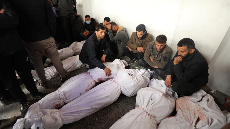 İsrail, Gazze'deki Şifa Hastanesi'nde bir binayı vurdu