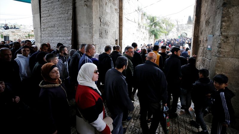 İsrail engeline rağmen 120 bin Filistinli cuma namazını Mescid-i Aksa'da kıldı