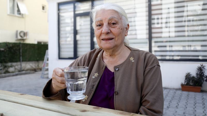 Antalyalı Gülay nine, 650 yıllık sarnıçta biriken yağmur suyundan kopamadı