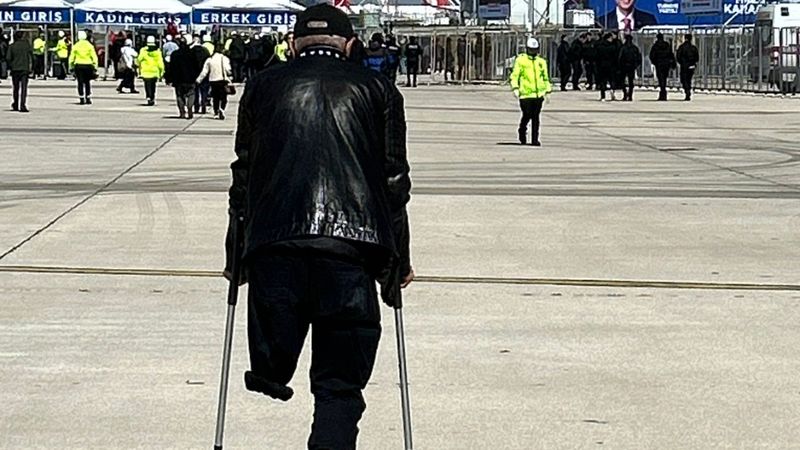 Büyük İstanbul Mitingi'ne koltuk değnekleriyle gelen seçmen