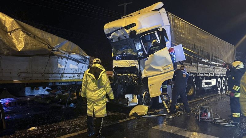 Konya'da 4 tırın karıştığı zincirleme kazada 1 kişi yaşamını yitirdi