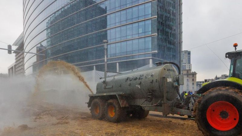Belçika'da çiftçiler sokakları savaş alanına çevirdi