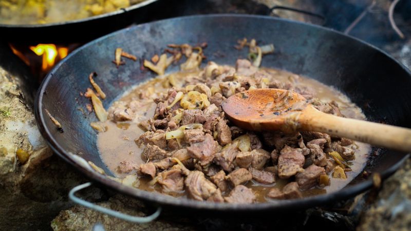 Etli yemeğe birkaç tane ekleyin, aromasını Everest'e çıkarın