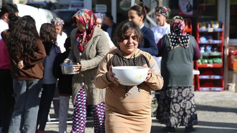 Hatay'da gönüllüler, depremzedeler için 12 bin kişilik iftar hazırlıyor