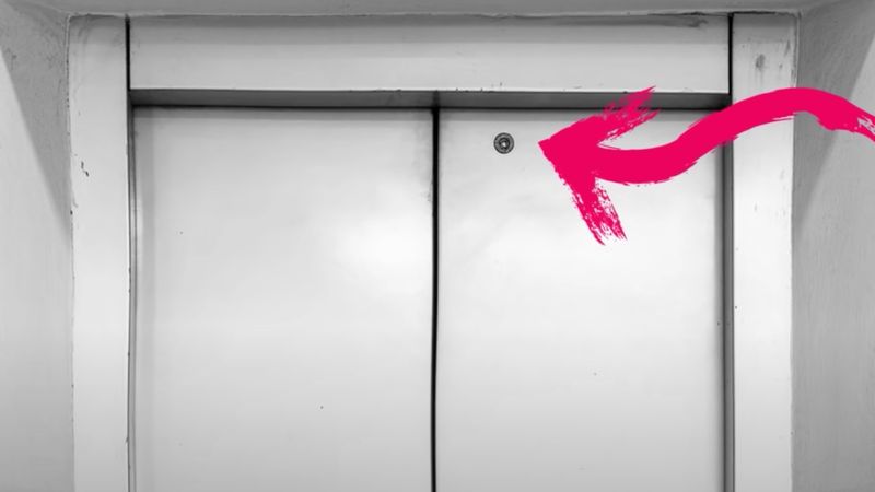 Asansör kapılarındaki bu delik bakın ne işe yarıyor