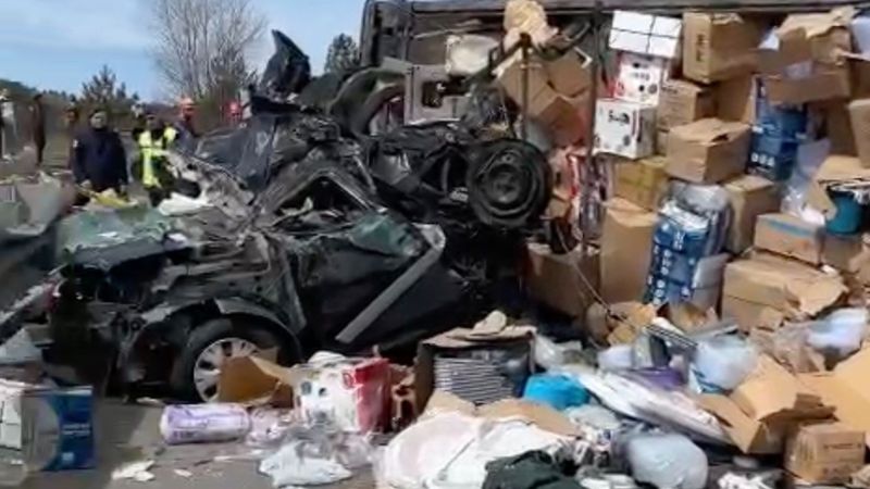 Çankırı'da tır otomobilin üzerine devrildi: 4 ölü 3 yaralı