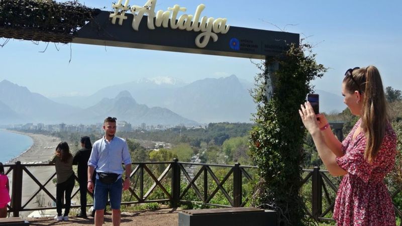 Antalya'da sahiller yaz ile kışı bir arada yaşıyor