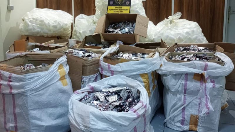 İzmir'de 126 bin 448 adet uyuşturucu nitelikli hap ele geçirildi