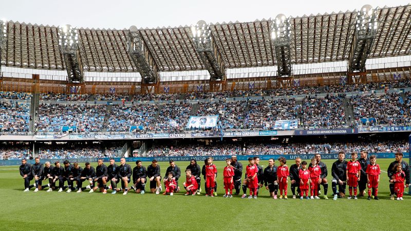 Napoli, diz çökerek ırkçılığı protesto etti