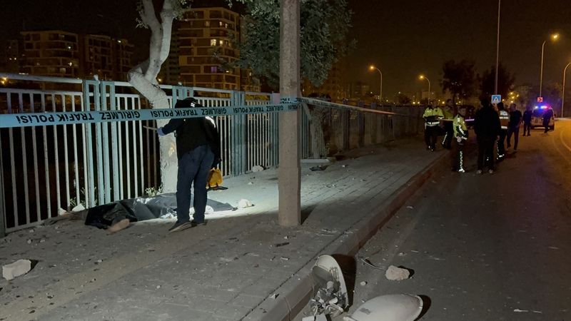 Adana'da kaldırıma çarpan motosikletteki 2 kişi can verdi