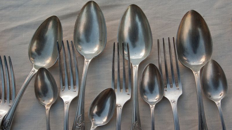 Matlaşan çatal kaşıkları 1 saat bekletin! Elmas gibi parlayacak...